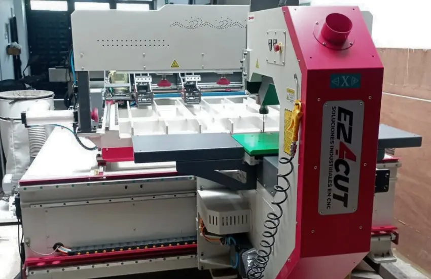 Texto Alt para Imagen Primer plano de un borde de material cortado con EZ4CUT, mostrando un acabado excepcionalmente liso y sin marcas de vibración.