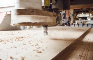 Set de 5 fresas de carburo de tungsteno para router CNC sobre una mesa de trabajo de madera.